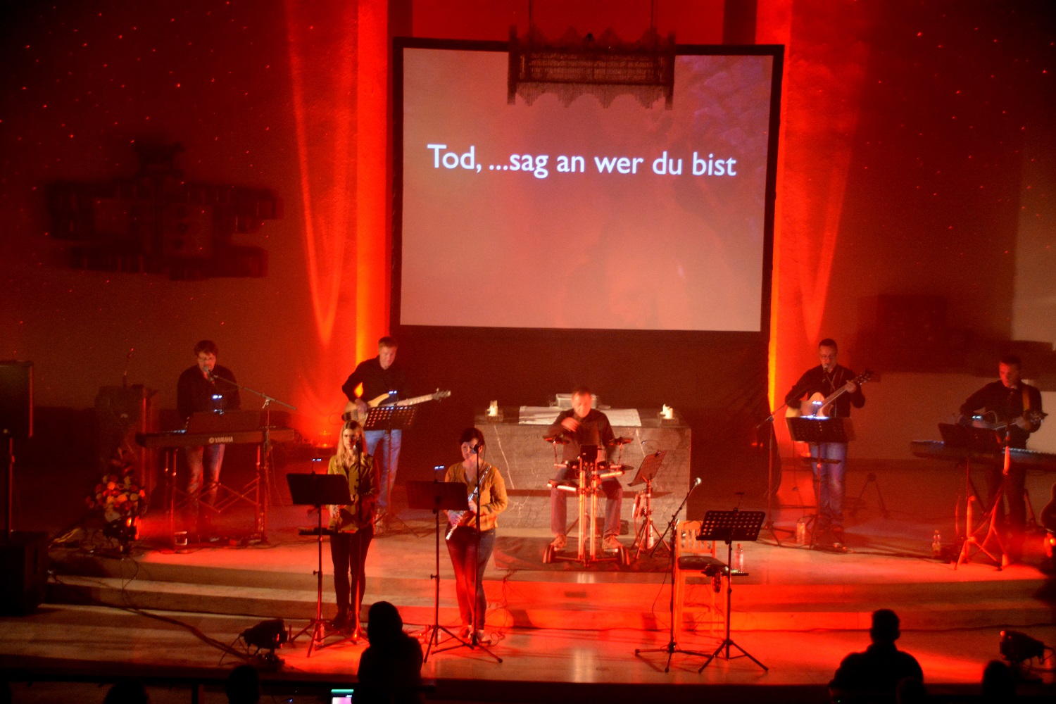 Bunte Lebensfarben in der St.-Josef-Kirche mit "variabel" am 13.10.2018 - © Erhard Wiesmann