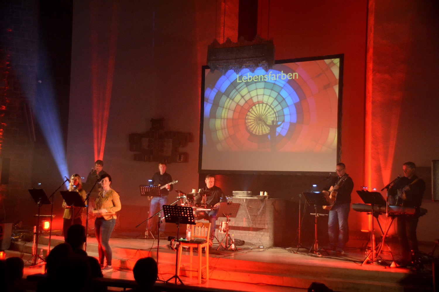 Bunte Lebensfarben in der St.-Josef-Kirche mit "variabel" am 13.10.2018 - © Erhard Wiesmann