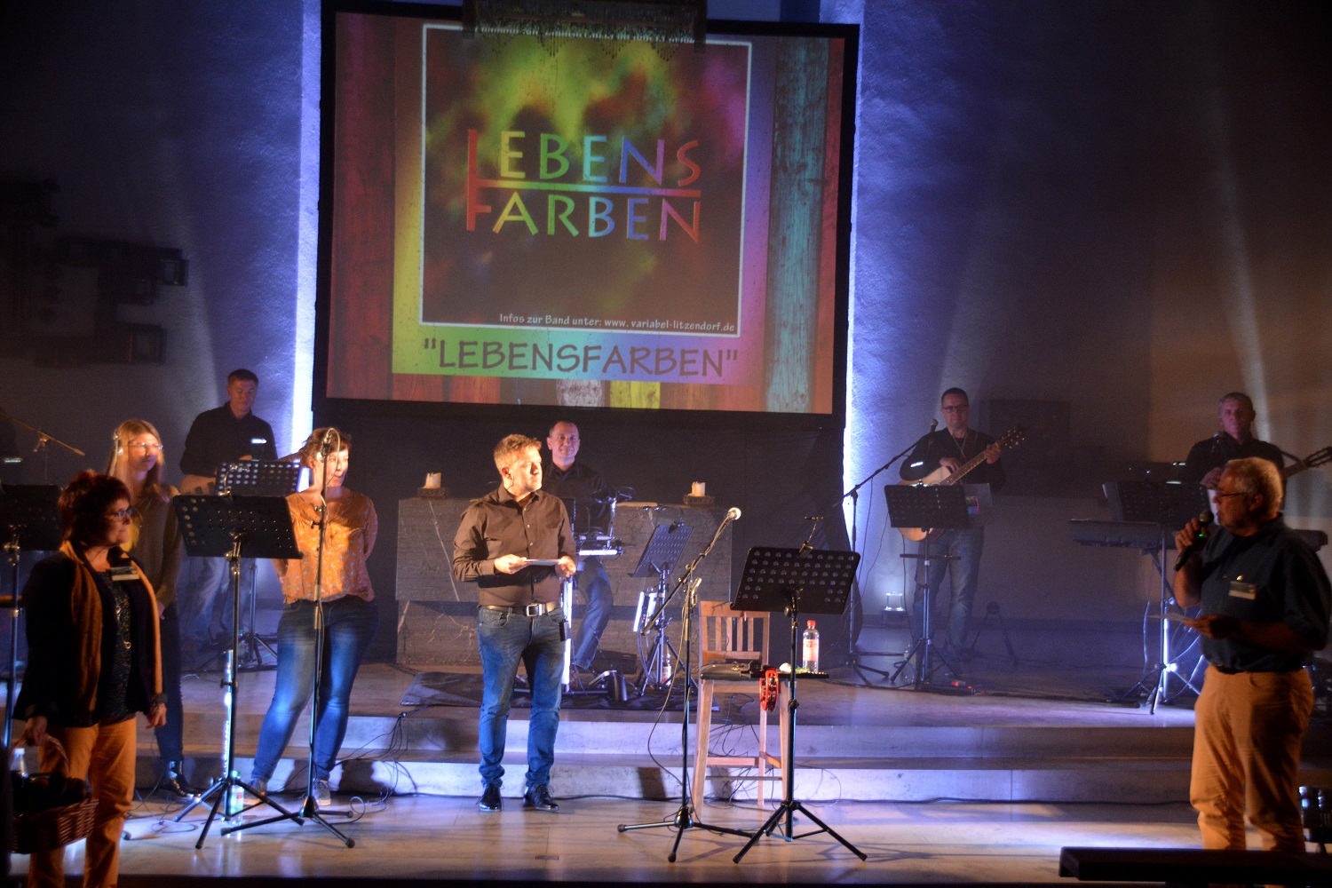 Bunte Lebensfarben in der St.-Josef-Kirche mit "variabel" am 13.10.2018 - © Erhard Wiesmann